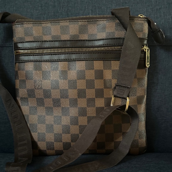 Elegant Brown Louis vuitton Checkered Messenger Bag - Picture 3 of 3